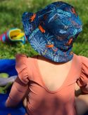 Chapeau bob savane sur un bébé avec un maillot de bain anti uv saumon