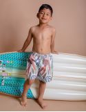 Short de bain enfant motif jungle sur garçon, anti UV, écoresponsable