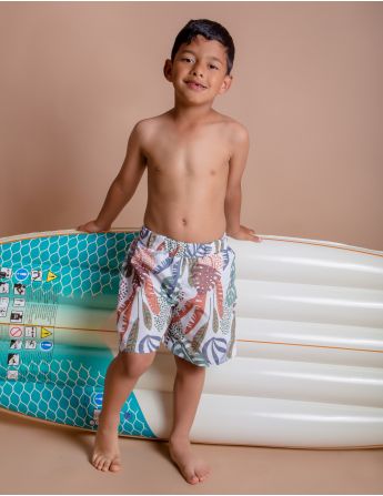 Short de bain enfant motif jungle sur garçon, anti UV, écoresponsable