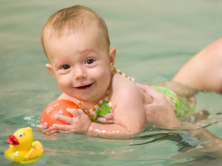 La Natation pour Bébé : Bienfaits, Précautions