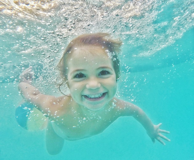 Quels accessoires amener pour un bébé à la piscine ?