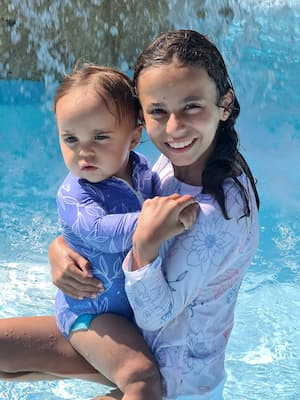 Les soeurs doux soleil en maillot de bain anti UV - 400px.jpg